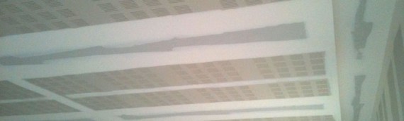 Platrerie d’un plafond de bureaux