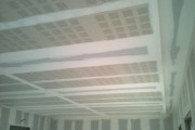 Platrerie d'un plafond de bureaux