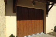 Porte de garage sectionnelle à déplacement latéral aspect bois