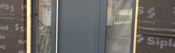 Porte d’entrée pleine aluminium contemporaine